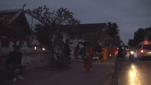 ዦ 65ዣ Древние традиции. Еда для монахов. Лаос.