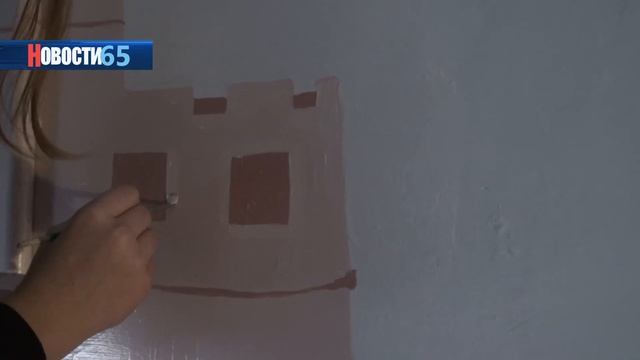 Островной колорит. Школьники из Ново-Александровска расписывают подъезды жилых домов пейзажами