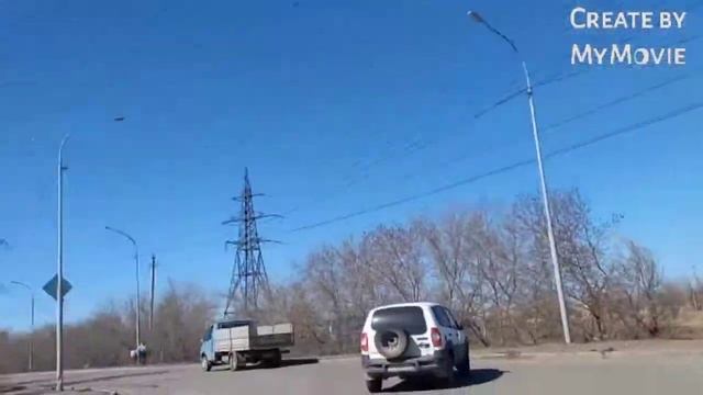 В городе иногда встречаются места, где нет зон пешеходного перехода и даже порой светофора смотреть онлайн