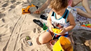 Экскаватор на пульте управления)) Крутая игрушка)))