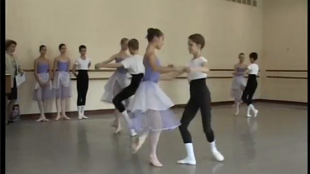 МГАХ. "Па д'эспань" (муз. К.Эйхфуса , хор. А.А.Цармана). Историко-бытовой танец (3 класс 2010 г.) смотреть онлайн