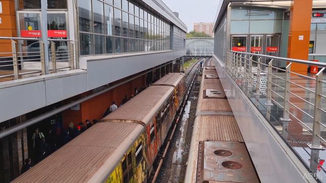 Тематический поезд "Акварель" на станции "Кунцевская" (АПЛ) смотреть онлайн