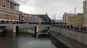 Прогулка в дождик по Москве