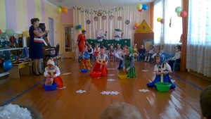 Танец мальчиков старшей группы "Достирались" март 2017