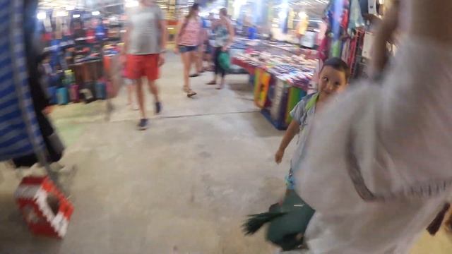 Найт Маркет Банг-тао на Пхукете, пробуем рамбутан смотреть онлайн