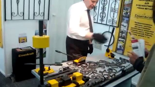Демонстрация слесарного оборудования.