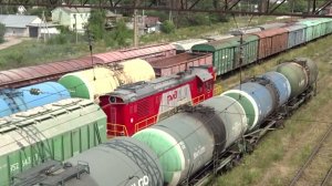 Тепловоз ЧМЭ3т-5850 с грузовым поездом отправляется со станции Кудьма