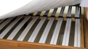 Кровати из натурального дерева