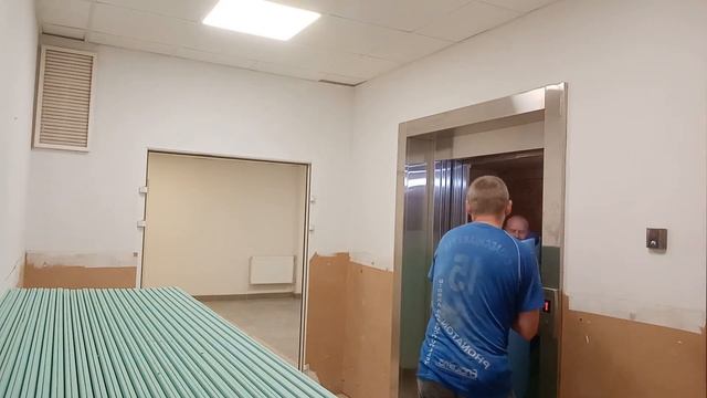 Як підняти гіпсокартон, фанеру, ДСП сходами та ліфтом смотреть онлайн