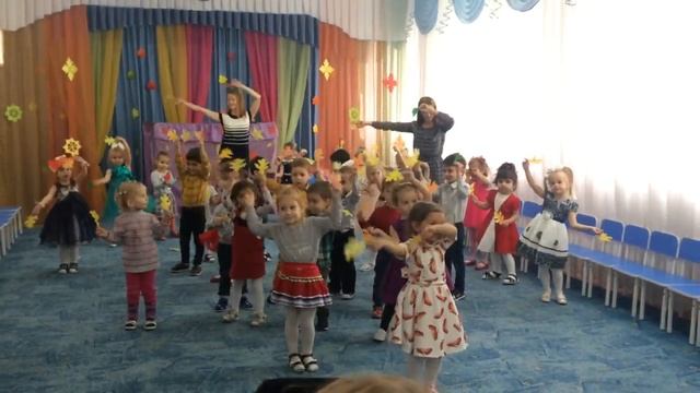 Танец с листочками