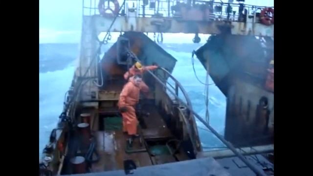 Они так ловят рыбу. Огромные волны и рыболовное судно.