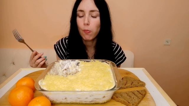 МУКБАНГ|САЛАТ С КУРИЦЕЙ? И ГРИБАМИ | Ответы на вопросы| MUKBANG| ASMR смотреть онлайн