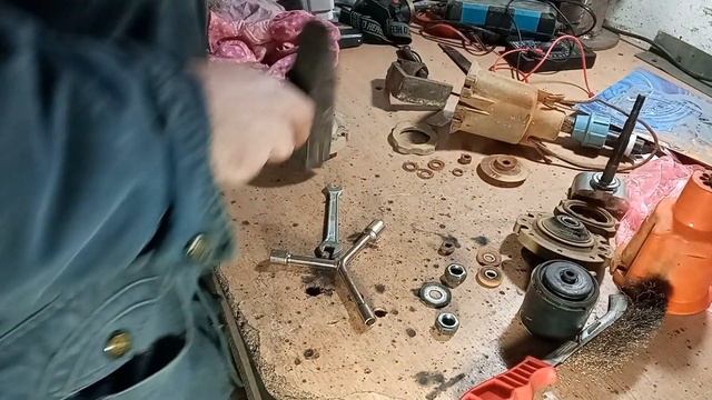 Ремонт вибрационного насоса, скрещение белорусского "Ручейка" с китайским. 1. ЧАСТЬ смотреть онлайн