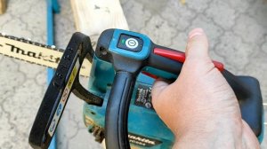 Аккумуляторная цепная пила Makita DUC254Z(Акомуляторная пила Макита ДУК 254 в работе)