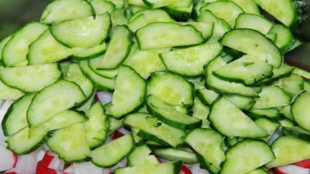 Салат из редиски с огурцом и яйцами