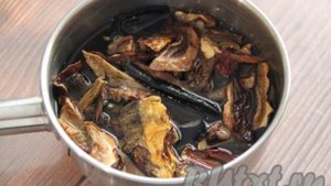 Салат из куриной печени с грибами и солёными огурцами