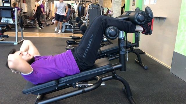 Как качать пресс (техника выполнения упражнения на скамье) смотреть онлайн