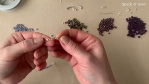 Браслеты из натуральных камней на ювелирном тросе.