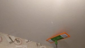 Мою шваброй натяжной потолок к Новому году