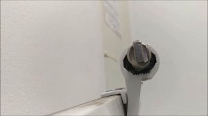 Замена петель на пластиковой входной двери регулировка шестигранниками