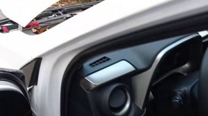 Старт двигателя от портативного пускового устройства.