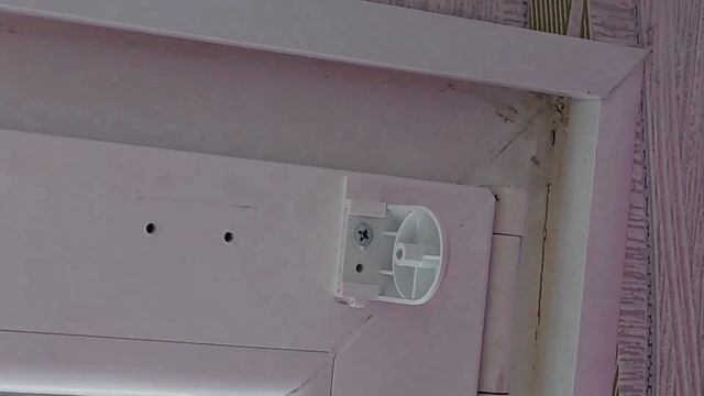 Как вешать рулонные шторы на окно.