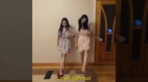 Uzbek aktrisalari raqsga tushmoqda.