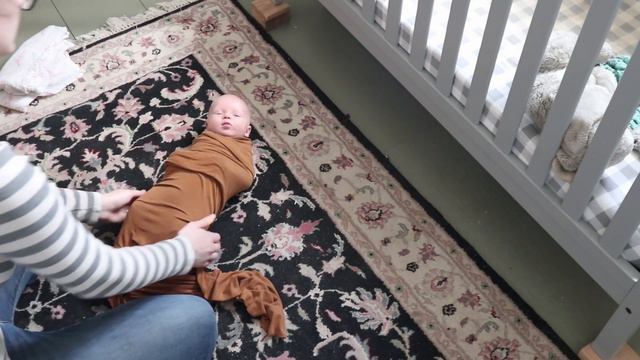 HOW TO TIGHTLY SWADDLE A BABY + A Trick To Keep Them From Escaping! смотреть онлайн
