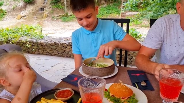 ШИКАРНЫЙ ЗАГОРОДНЫЙ КЛУБ В ГЕЛЕНДЖИКЕ. ВАРИМСЯ В ЧАНЕ. ЯГОДА МАЛИНА. ОБЗОР