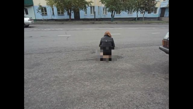 Зассыха по ссала по среди проезжей части у всех на глазах в городе Прокопьевске,недобежала до кусто смотреть онлайн