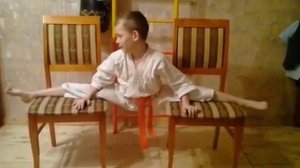 Шпагат на стульях Каратэ