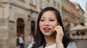 Женщина разговаривает по телефону