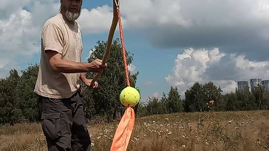 Метание фустибулом "Китайского Дракона"-теннисного мячика с хвостом из ткани.