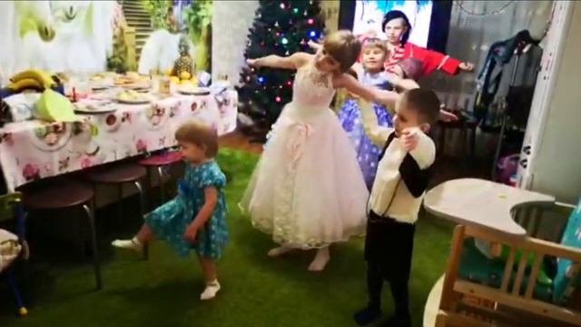 Первый Новый год вместе | Наша приёмная семья ❤