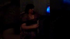 Уронила букет на паркетный пол ! Под гармошку