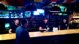 Фокус. бармен показывает фокус в баре. смотреть все. очень круто. фокусник