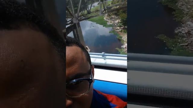 Cruzando el Río Ozama en el Metro de Santo Domingo.