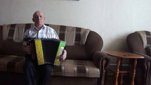 "Распрягайте, хлопцы, коней" на гармони.