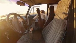 Кристина испытывает советский автопром))).... Хорошо что обулась в кожаные сапоги...