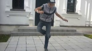 л.м танцует  драм бейс