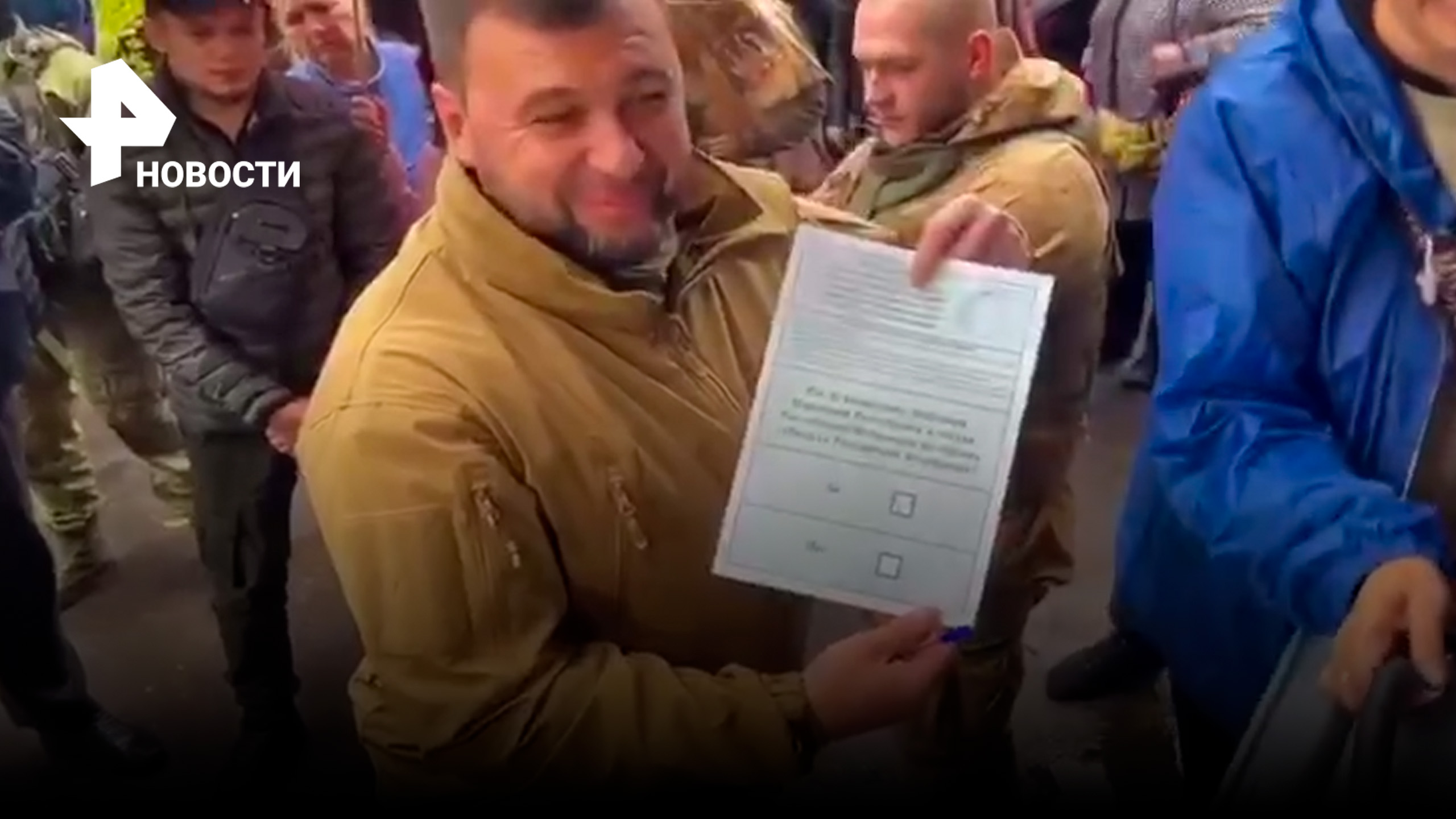 Пушилин показывает свой бюллетень на референдуме / РЕН Новости