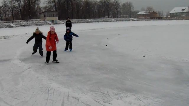 Дети занимаются спортом зимой