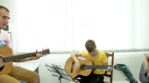 Пока моя гитара нежно плачет