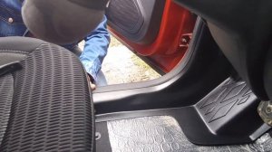 РЕНО КАПТУР устанавливаем накладки на ковролин.