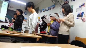 Китайские студенты поют подмосковные вечера"Супер-Бомба"-中国学生唱歌莫斯科郊外（北外的学生）