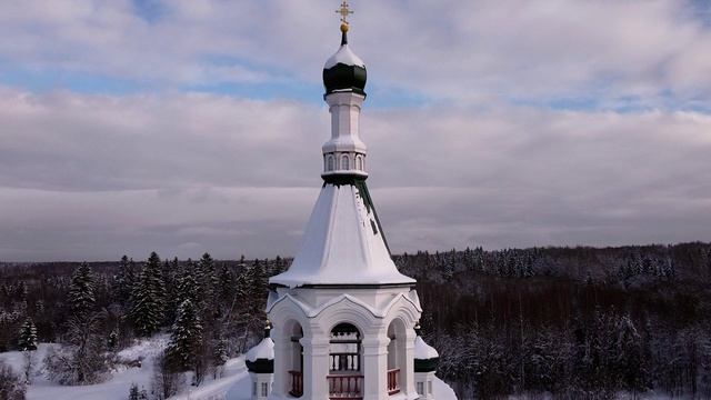 Одинокая церковь в лесу. Видео с дрона