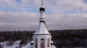 Одинокая церковь в лесу. Видео с дрона