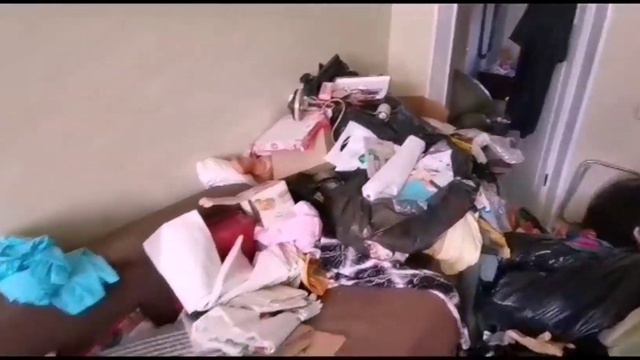 Полная утилизация мебели и старых вещей из трехкомнатной квартиры.