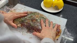 Баранина в духовке. Баранья лопатка в духовке. Запечённая баранина в фольге.