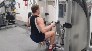 Задняя дельта на тренажёре